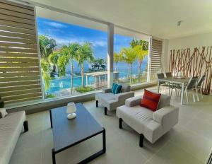 Tahatai - Private beach, pool, AC, High speed net的休息区