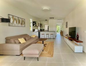 Tahatai - Private beach, pool, AC, High speed net的休息区