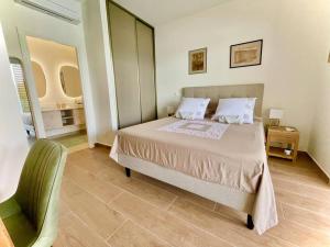 Tahatai - Private beach, pool, AC, High speed net客房内的一张或多张床位