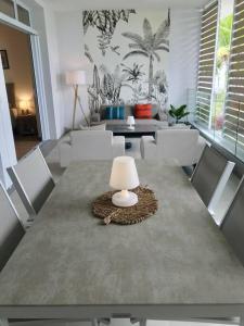Tahatai - Private beach, pool, AC, High speed net的休息区