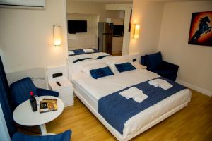 Postel nebo postele na pokoji v ubytování VIP APARTmENTS N2