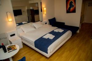 Postel nebo postele na pokoji v ubytování VIP APARTmENTS N2