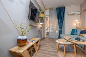 TV a/nebo společenská místnost v ubytování Summer flat by the beach&Taverna