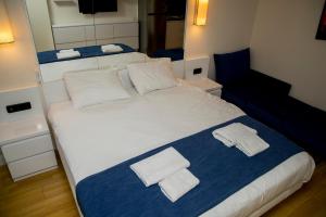 Postel nebo postele na pokoji v ubytování VIP APARTmENTS N2