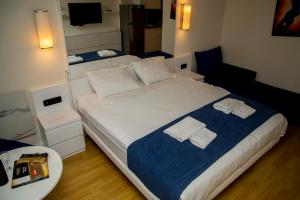 Postel nebo postele na pokoji v ubytování VIP APARTmENTS N2