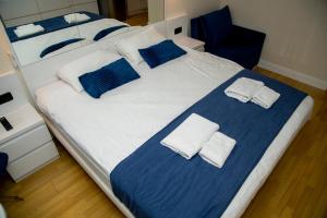 Postel nebo postele na pokoji v ubytování VIP APARTmENTS N2