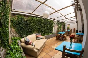 patio z kanapą, stołem i krzesłami w obiekcie Explora Hostels w mieście Bogota