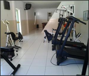 a room with a gym with exercise bikes in it at Plaza Dutra Hotel in Caçapava