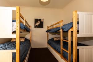 Ένα ή περισσότερα κρεβάτια σε δωμάτιο στο The Birds Nest at Caurnamont +49 φωτογραφίες