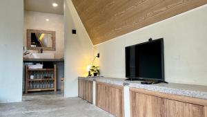 TV a/nebo společenská místnost v ubytování Maya Ocean Resort