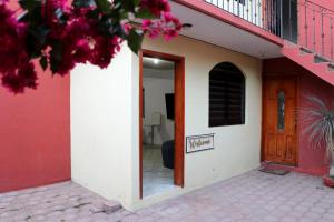 a entrance to a house with a door at Departamento Bugambilias in Oaxaca City