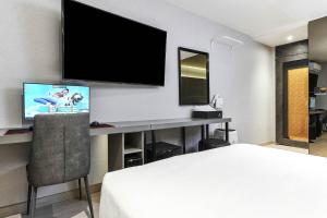 Wonju May hotel的电视和/或娱乐中心