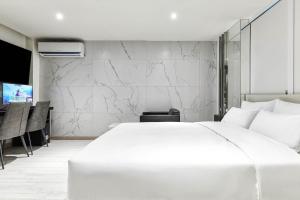 Wonju May hotel客房内的一张或多张床位