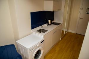 Kuchyň nebo kuchyňský kout v ubytování VIP APARTmENTS N9