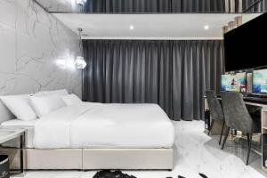 Wonju May hotel的电视和/或娱乐中心