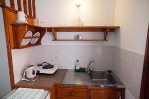 una cucina con un lavello e un piano di lavoro di Nefeli Hotel a Myrties