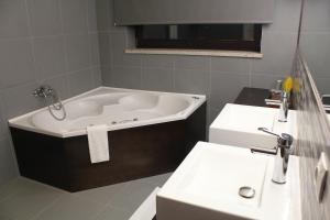 a bathroom with a tub and a sink at Quinta de Santo Estêvão Hotel Rural in Aguiar da Beira