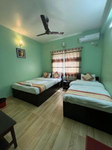 Ένα ή περισσότερα κρεβάτια σε δωμάτιο στο Hotel Pokhara Paradise