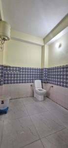 uma casa de banho com WC e azulejos azuis e brancos em Hotel White Villa em Shimla mais 42 fotografias