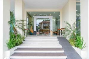 um átrio com escadas que levam a um edifício em Sans Hotel Nagari Malioboro em Yogyakarta