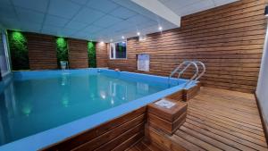 a large swimming pool with a wooden wall at Edificio Brown in Caleta Olivia