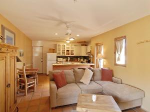 ein Wohnzimmer und eine Küche mit einem Sofa und einem Tisch in der Unterkunft Borrego Valley Inn in Borrego Springs