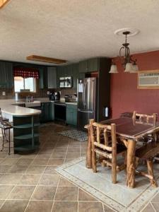 Kuchyň nebo kuchyňský kout v ubytování Cozy Cabin By the Slopes