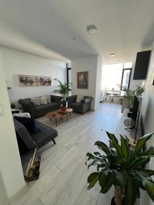 a living room with a couch and a table at Espectacular departamento con vista a la Carolina con Generador de luz in Quito