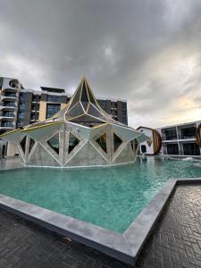 S3 Ayutthaya Hotel内部或周边的泳池