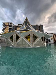 大城S3 Ayutthaya Hotel的建筑物前的水中建筑物