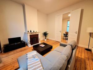 ein Wohnzimmer mit Couch und Kamin in der Unterkunft Le Duplex-suite Joséphine in Brüssel + 5 Fotos