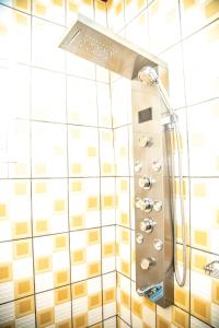 雅温得Luxuria Inn yaounde的浴室里有淋浴喷头的淋浴 更多8张照片