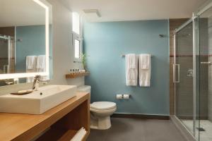 ein Badezimmer mit Waschbecken, Toilette und Dusche in der Unterkunft TRYP by Wyndham Isla Verde in San Juan