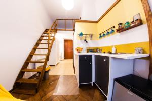 una pequeña cocina con escalera en una habitación en Homely Apartment's Old Town en Cracovia