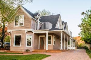 een huis met een gambrel dak bij Grand Circle Lodge in Kanab