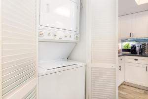 Dapur atau dapur kecil di Ocean Front by Cocoa Beach Pier