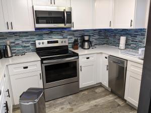 Dapur atau dapur kecil di Ocean Front by Cocoa Beach Pier