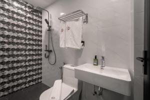 Koupelna v ubytování Saturn Hotel