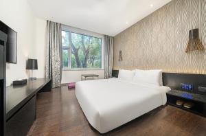 Letto o letti in una camera di Orange Hotel Shanghai Hongqiao Airport Dingbian Road Subway Station Branch - Free Hongqiao Airport & Hongqiao Train station Shuttle Bus