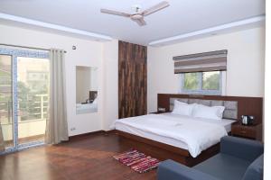 巴特那Hotel Siddhi Residency的带白色床和窗户的卧室