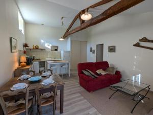 Kuchyň nebo kuchyňský kout v ubytování Gîte lumineux avec terrasse, jardin et Wi-Fi proche d'Angoulême, animaux acceptés - FR-1-653-82