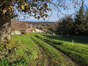 Galeriebild der Unterkunft Gîte paisible près d'Angoulême avec terrasse et WIFI, animaux admis - FR-1-653-82 in Torsac