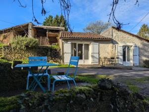 Galeriebild der Unterkunft Gîte paisible près d'Angoulême avec terrasse et WIFI, animaux admis - FR-1-653-82 in Torsac