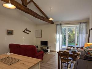 TV a/nebo společenská místnost v ubytování Gîte lumineux avec terrasse, jardin et Wi-Fi proche d'Angoulême, animaux acceptés - FR-1-653-82