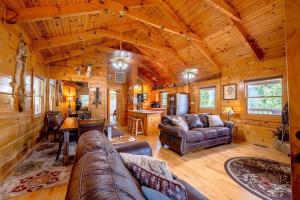 een woonkamer en keuken in een blokhut bij Hunter Jack's Cabin in Sevierville