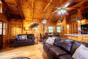 een woonkamer met lederen meubels in een blokhut bij Hunter Jack's Cabin in Sevierville