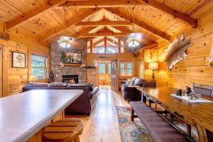 een woonkamer met een grote tafel in een hut bij Hunter Jack's Cabin in Sevierville +59 foto's