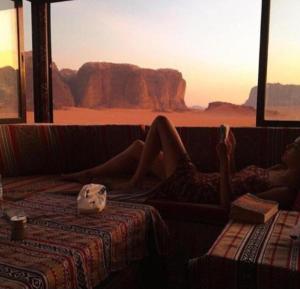 Posezení v ubytování Joy to Wadi Rum