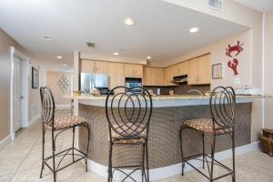Η κουζίνα ή μικρή κουζίνα στο Island Tower 601 condo