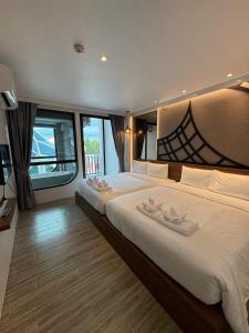 大城S3 Ayutthaya Hotel的大卧室配有一张带白色床单的大床